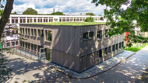 Modulbauschule mit Gründach